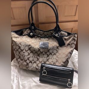 Coach Signature Shoulder Bag/Tote+ Wallet